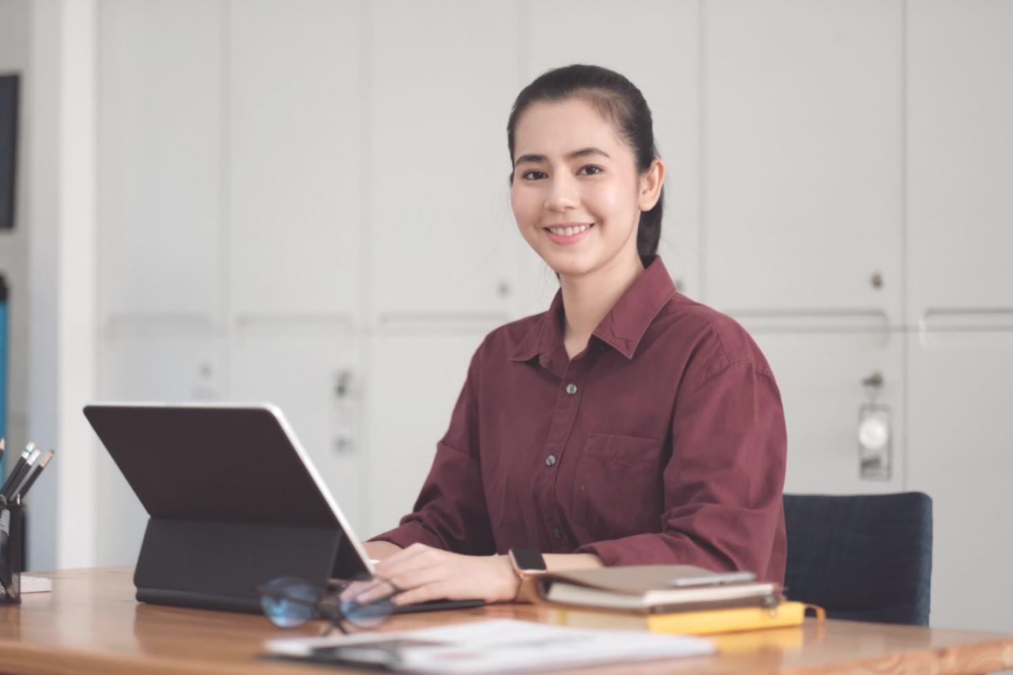Profesionales trabajando en análisis financiero
